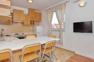 Kuchyň nebo kuchyňský kout v ubytování Apartments Maivjo