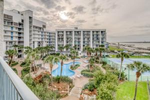 uma vista aérea de um resort com uma piscina e palmeiras em Gulf Shores Surf & Raquet Club Condos em Gulf Shores