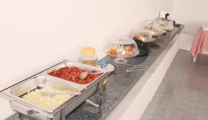 un mostrador de cocina con un montón de comida. en Hotel Pousada Farol da Praia en São Luís