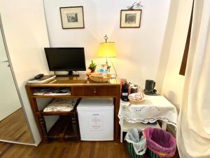 una camera con scrivania e computer di San Tomà a Venezia