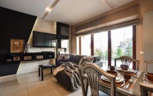 - un salon avec un canapé et une table dans l'établissement Szymoszkowa Residence Luxury Apartment, à Zakopane