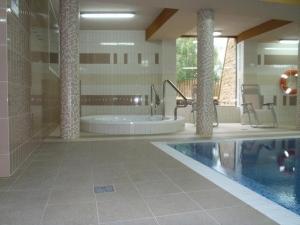 Basen w obiekcie Szymoszkowa Residence Luxury Apartment lub w pobliżu