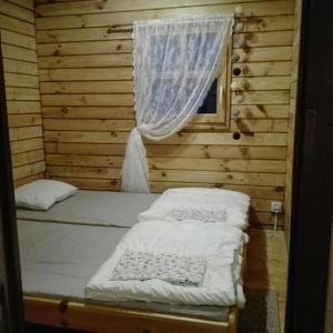 pokój z 2 łóżkami w drewnianym domku w obiekcie CICHOsza w mieście Lubkowo