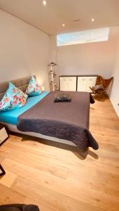 ein Schlafzimmer mit einem großen Bett in einem Zimmer in der Unterkunft the Lodge in Bad Sobernheim