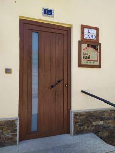 una puerta de madera en el lateral de un edificio en Casa Rural El Cabo en Carucedo