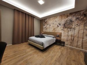 カリアリにあるInterno 6 via Cugia 5のベッドと木の床のある寝室