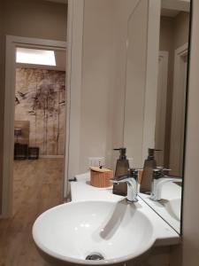 カリアリにあるInterno 6 via Cugia 5のバスルーム(白い洗面台、鏡付)