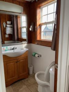 Ein Badezimmer in der Unterkunft Sea Horse Inn and Cottages