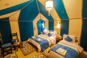 Kama o mga kama sa kuwarto sa Sirocco Luxury Camp
