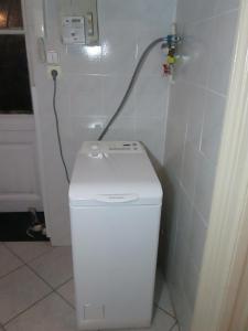 ブダペストにあるLavender Apartmentの洗濯機(コード付)