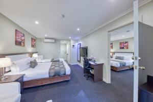 En eller flere senge i et værelse på Best Western Melbourne Airport