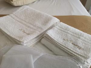 two white towels sitting on top of a bed at Le Terrazze in Otranto