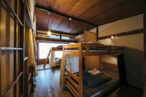 Zimmer mit 2 Etagenbetten in einem Haus in der Unterkunft Torii-Kuguru in Okayama