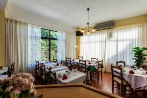 een eetkamer met tafels en stoelen en een groot raam bij Manta Guest in Manta Rota
