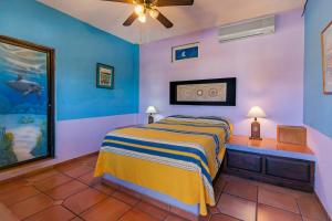 - une chambre avec un lit aux murs bleu et violet dans l'établissement Hotel Posada Luna Sol, à La Paz