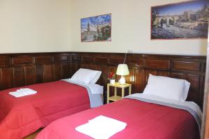 - deux lits assis l'un à côté de l'autre dans une pièce dans l'établissement Holidays Hostel Arequipa, à Arequipa
