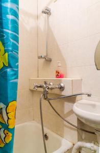 eine Dusche im Bad mit WC und Waschbecken in der Unterkunft Квартира по улице Лескова, 6 in Kiew