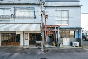 un edificio en una esquina con una tienda en Torii-Kuguru, en Okayama