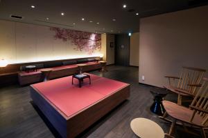 Khu vực ghế ngồi tại Resol Poshtel Tokyo Asakusa