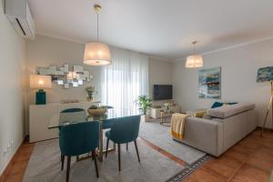 ein Wohnzimmer mit einem Sofa und einem Tisch in der Unterkunft Terrace Apartment in Ponta Delgada