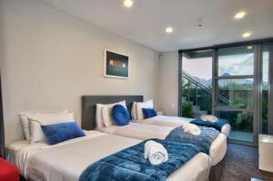 Ένα ή περισσότερα κρεβάτια σε δωμάτιο στο Luxury on the Lake