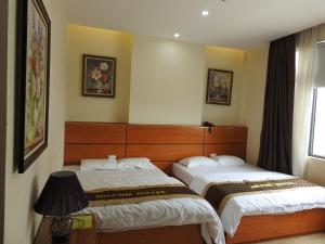 Giường trong phòng chung tại An Phú Nguyễn Hoàng Hotel