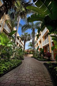 una pasarela a través de un complejo con palmeras y edificios en Westgate Towers Resort, en Orlando