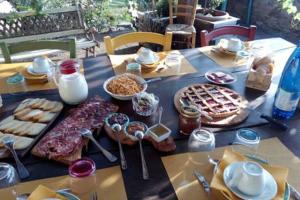 Il Glicine في سان جيمنيانو: طاولة عليها طعام ومشروبات