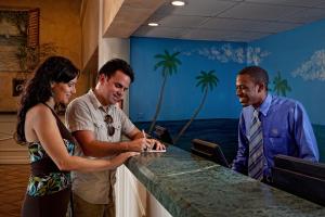 منتجع ويست غيت تاورز في أورلاندو: مجموعة من الناس تقف حول العداد