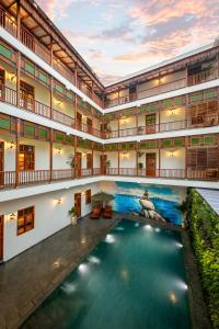 una piscina cubierta en medio de un edificio en Grand Hotel D'Europe en Pondicherry