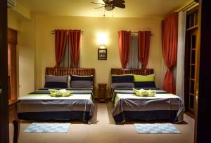 Un pat sau paturi într-o cameră la Tribal Hills Mountain Resort