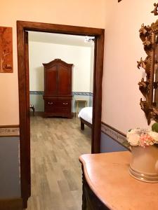 einen Spiegel in einem Zimmer mit einer Kommode und einem Schlafzimmer in der Unterkunft Casa Tía Anita, Hotel Boutique in Mascota