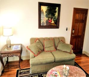 uma sala de estar com um sofá e uma mesa em Bright OKC Midtown Studio-Coolest neighborhood em Oklahoma City