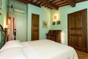 a bedroom with a bed and a wooden door at Antico Acquedotto B&B in Perugia