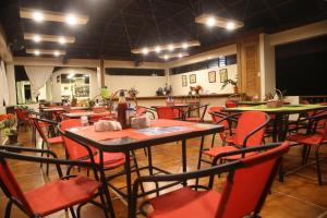 - un restaurant avec des tables et des chaises dans une salle dans l'établissement Tribal Hills Mountain Resort, à Puerto Galera