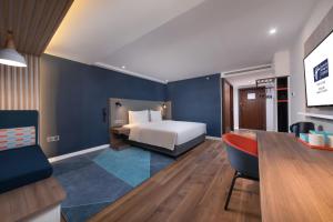 a hotel room with a bed and a desk at Holiday Inn Express Ningbo City Center by IHG in Ningbo +44 photos