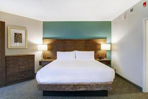 Postel nebo postele na pokoji v ubytování Staybridge Suites Toronto - Vaughan South by IHG