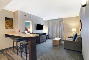Гостиная зона в Staybridge Suites Toronto - Vaughan South, an IHG Hotel