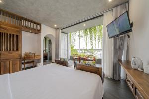 Gallery image of The Corner Riverside Villa in Hoi An