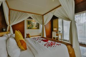 Ein Bett oder Betten in einem Zimmer der Unterkunft Adiwana d'Nusa Beach Club and Resort