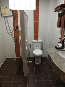 a bathroom with a toilet and a sink at Sunny Beach View Guesthouse in Ka Rorn