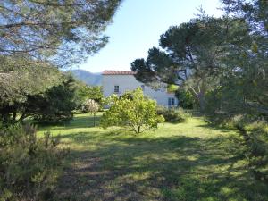 ein Haus mitten auf einem Feld mit Bäumen in der Unterkunft Mas Paret Gîte Massane in Argelès-sur-Mer