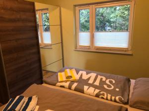 GroßkoschenにあるSchilfblumeのベッドと鏡のある寝室