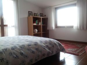 um quarto com uma cama e uma janela em Boschettoresidence em Perugia