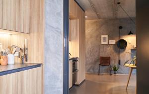 eine Küche mit Holzschränken und einer Arbeitsplatte in der Unterkunft Hotel GUESTapart in Arhus