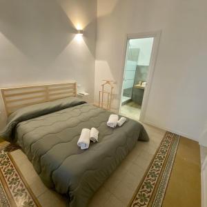 A bed or beds in a room at Piazza Florio Rooms