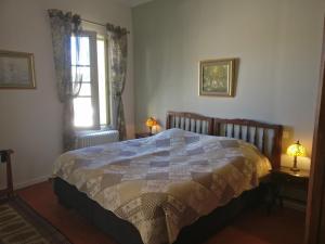 a bedroom with a bed and a window at D'oc D'or Chambre D'hôtes in Murviel