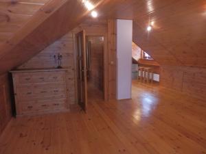 ein Dachzimmer mit einer Treppe und einem Holzboden in der Unterkunft Pension Cortina in Pec pod Sněžkou