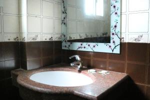 Bilik mandi di Rimal Suites Apartments