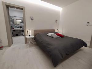 A bed or beds in a room at Villa Joy - Iconic Heritage Rooms
